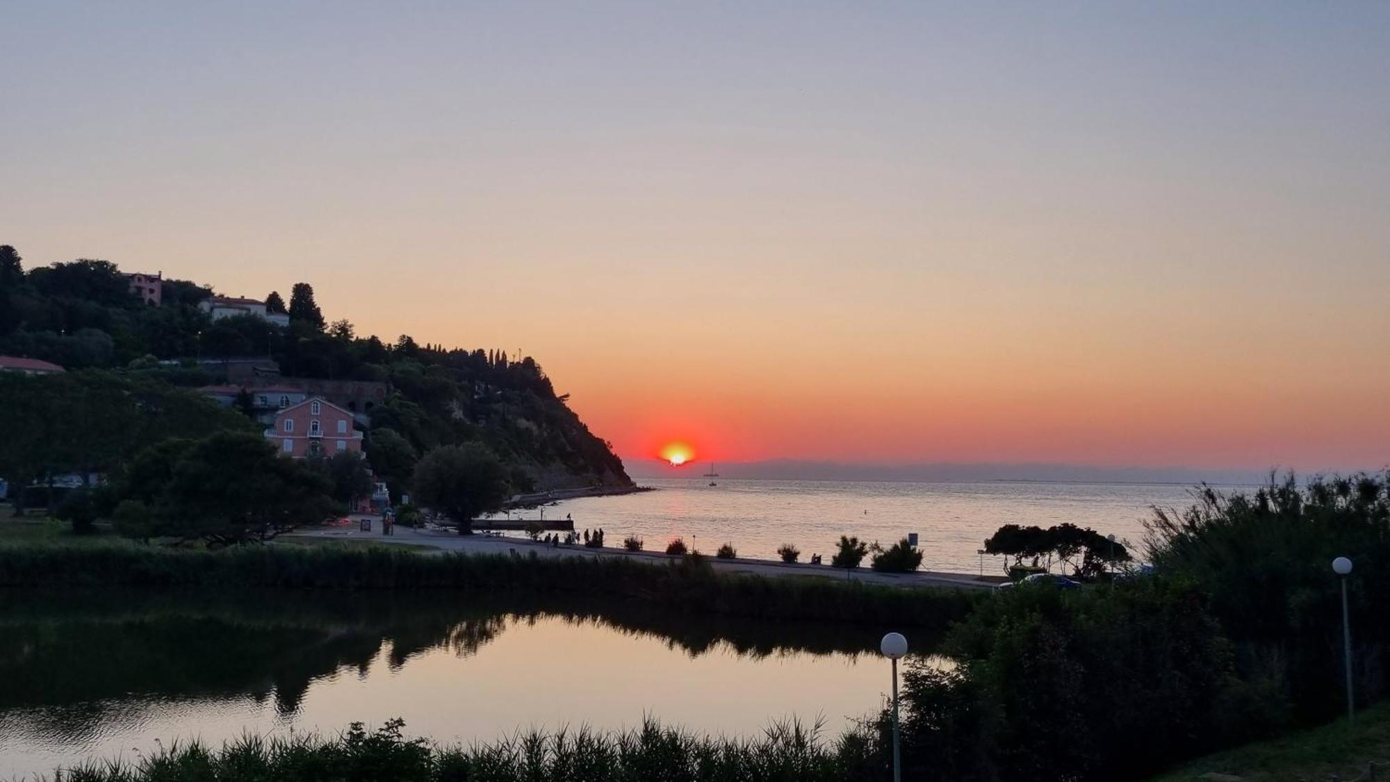 Piran Beach House - Private Oasis - Beachfront Apartment With A Sea View Terrace エクステリア 写真