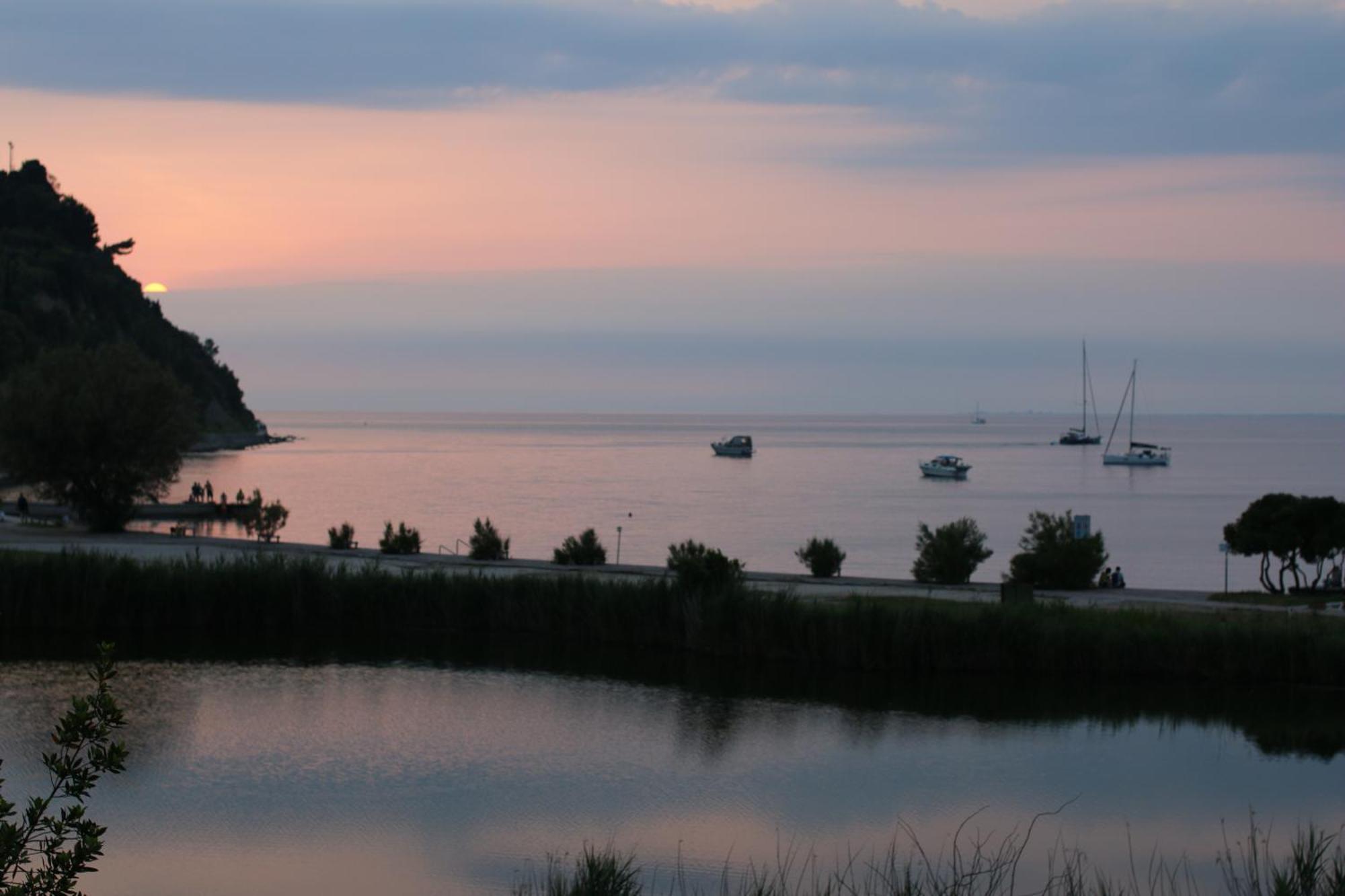 Piran Beach House - Private Oasis - Beachfront Apartment With A Sea View Terrace エクステリア 写真