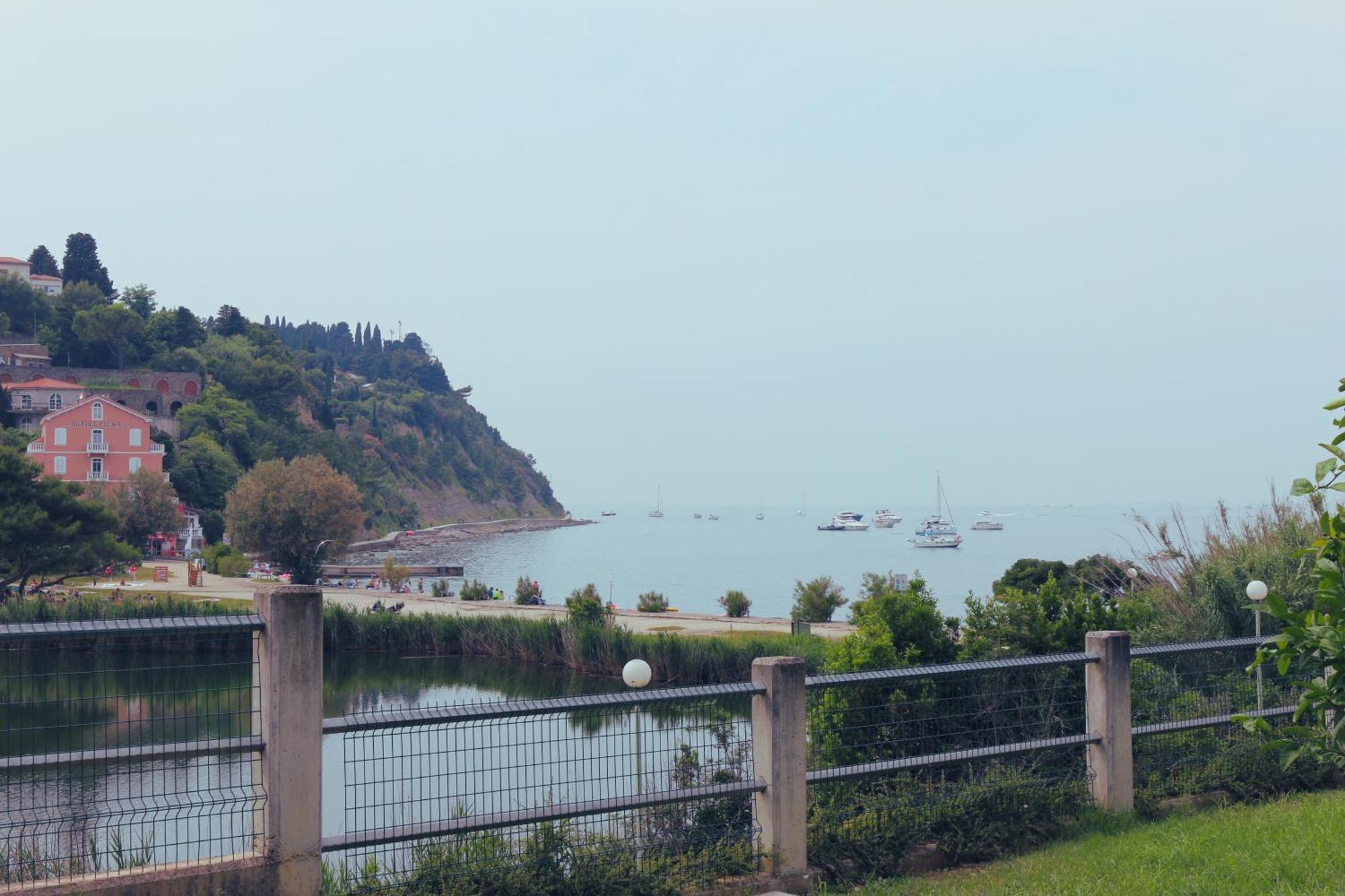 Piran Beach House - Private Oasis - Beachfront Apartment With A Sea View Terrace エクステリア 写真